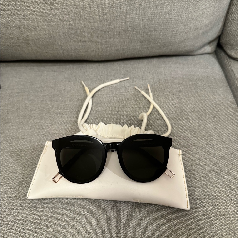 GENTLE MONSTER Black Sunglasses with Cream Pouch